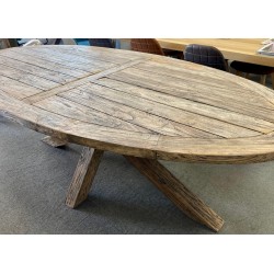 Owalny stół z drewna...