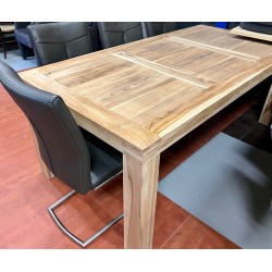 Niezwykły stół z drewna...